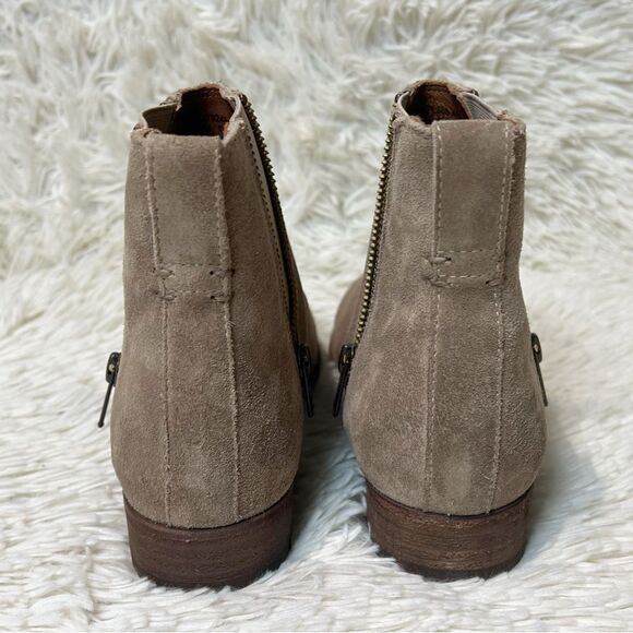 Frye Carly Zip Chelsea Flat Boots Booties Ash Beige Suede Size 7.5 - Picture 3 of 6